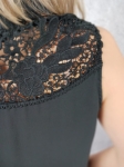 Pięknie zdobiona elegancka czarna bluzka