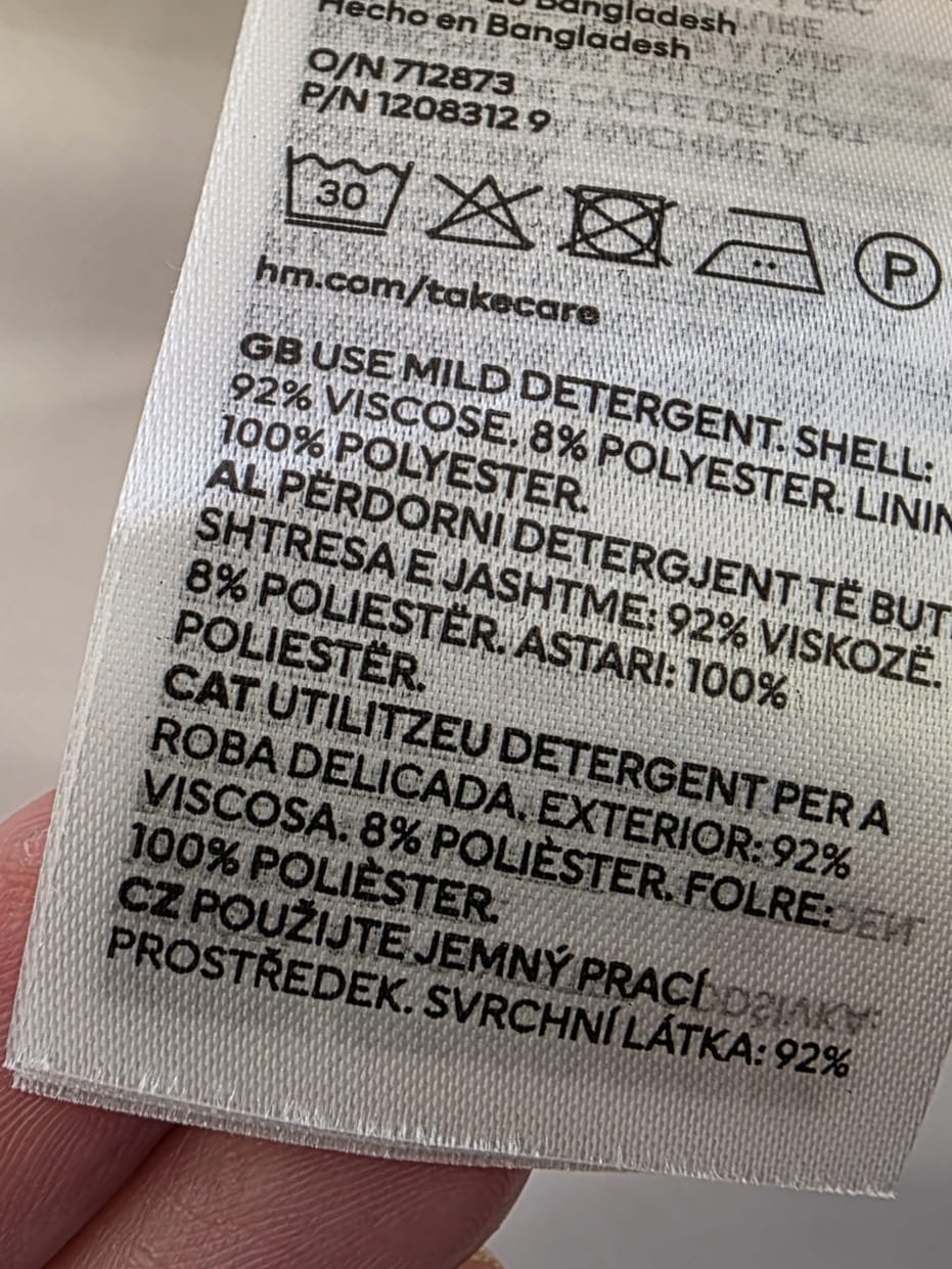 Markowy komplet damski premium z odzieży używanej - idealna stylizacja z marynarką i spodniami z szeroką nogawką, która podkreśla talię