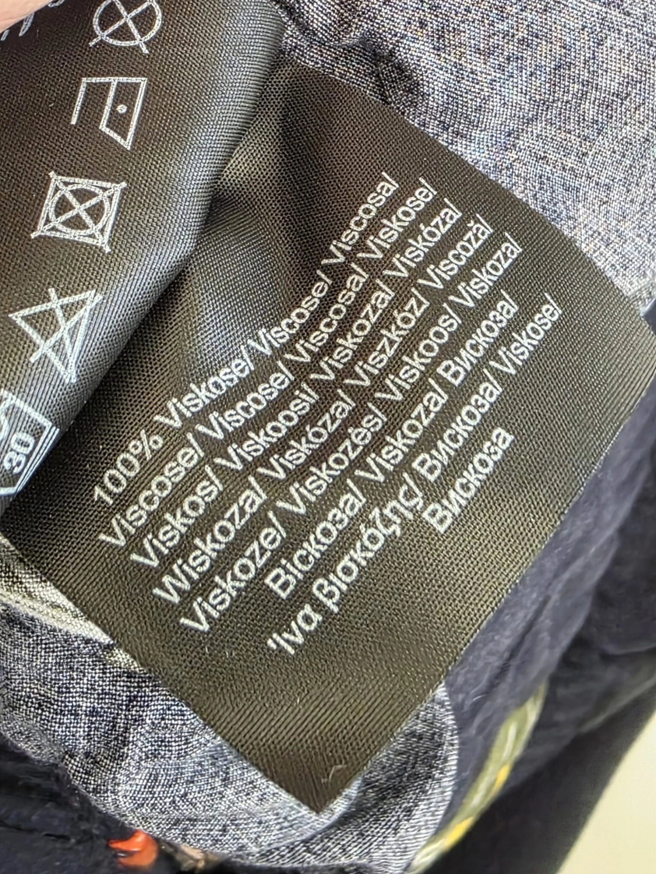 Markowy komplet damski premium z odzieży używanej - idealna stylizacja z marynarką i spodniami z szeroką nogawką, która podkreśla talię