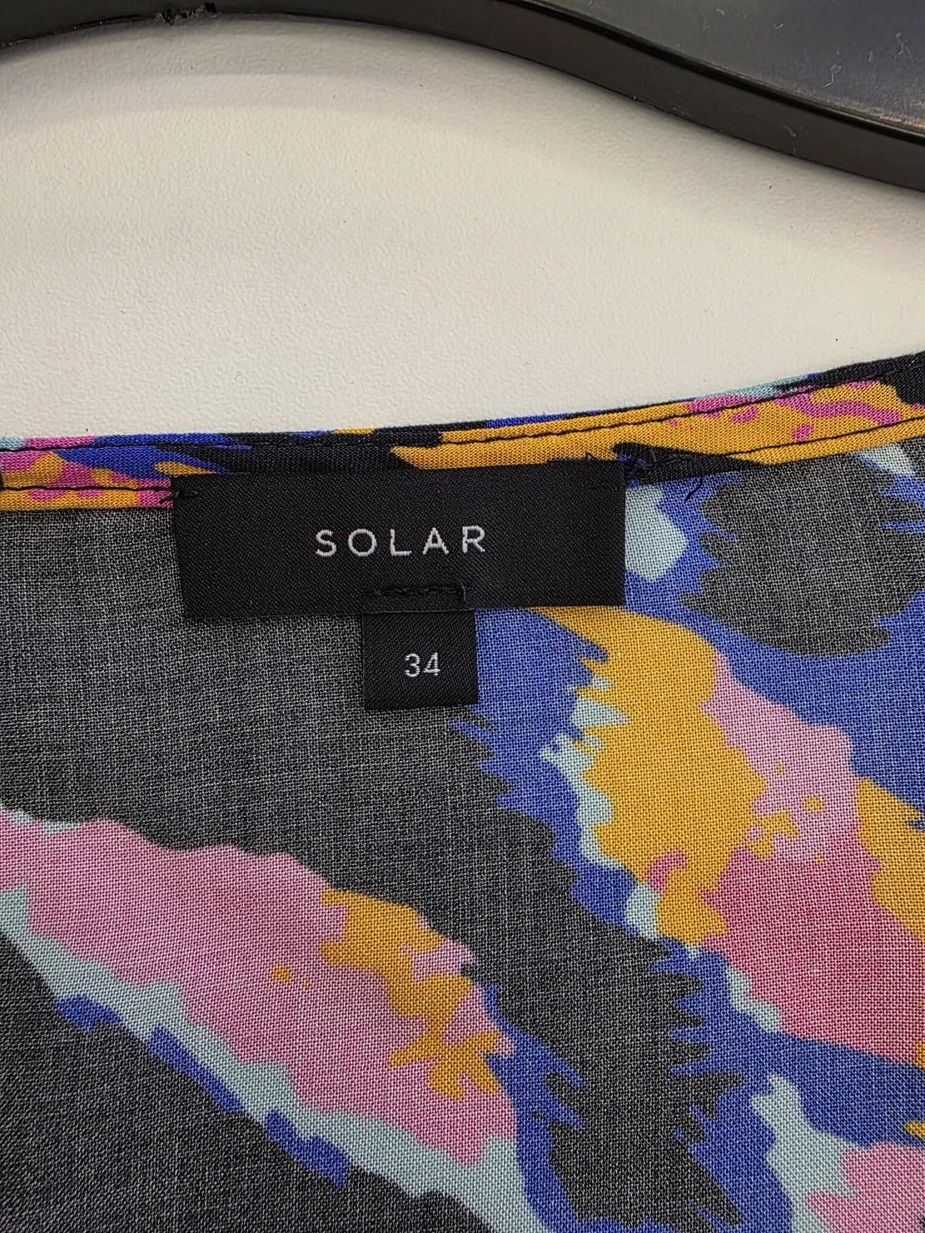 Wzorzysta sukienka mini marki Solar w wyrazisty, kolorowy print z wiskozy, wyposażona w praktyczne kieszenie oraz regulowane rękawy, idealna na wyjątkowe okazje i codzienne, stylowe wyjścia