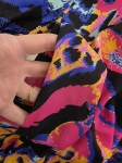 Wzorzysta sukienka mini marki Solar w wyrazisty, kolorowy print z wiskozy, wyposażona w praktyczne kieszenie oraz regulowane rękawy, idealna na wyjątkowe okazje i codzienne, stylowe wyjścia