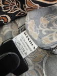 Elegancka wiskozowa sukienka midi marki Danhen w brązowy wzór paisley, z kołnierzykiem i rozcięciami po bokach, idealna do stylizacji biurowych i casualowych premium