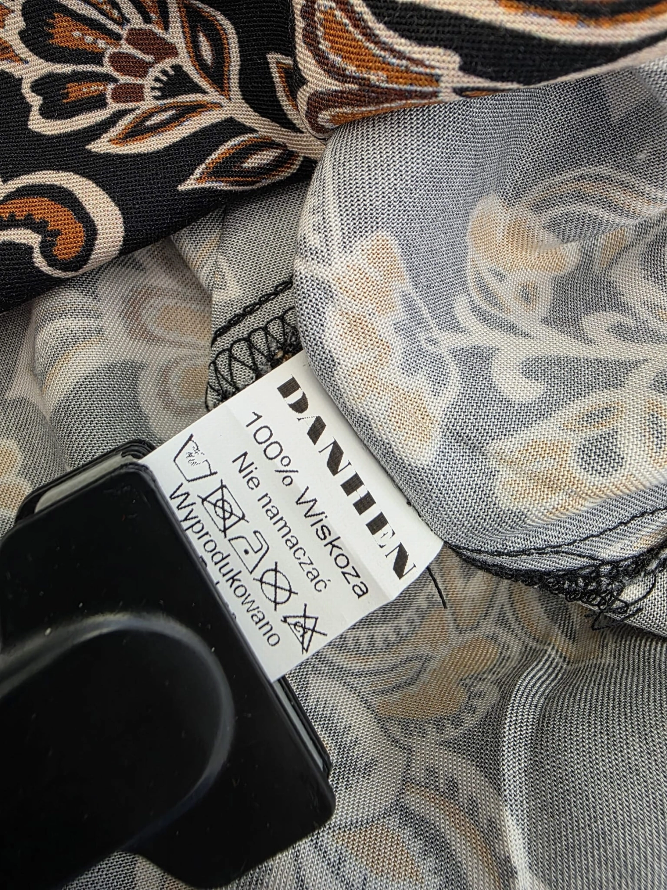 Elegancka wiskozowa sukienka midi marki Danhen w brązowy wzór paisley, z kołnierzykiem i rozcięciami po bokach, idealna do stylizacji biurowych i casualowych premium
