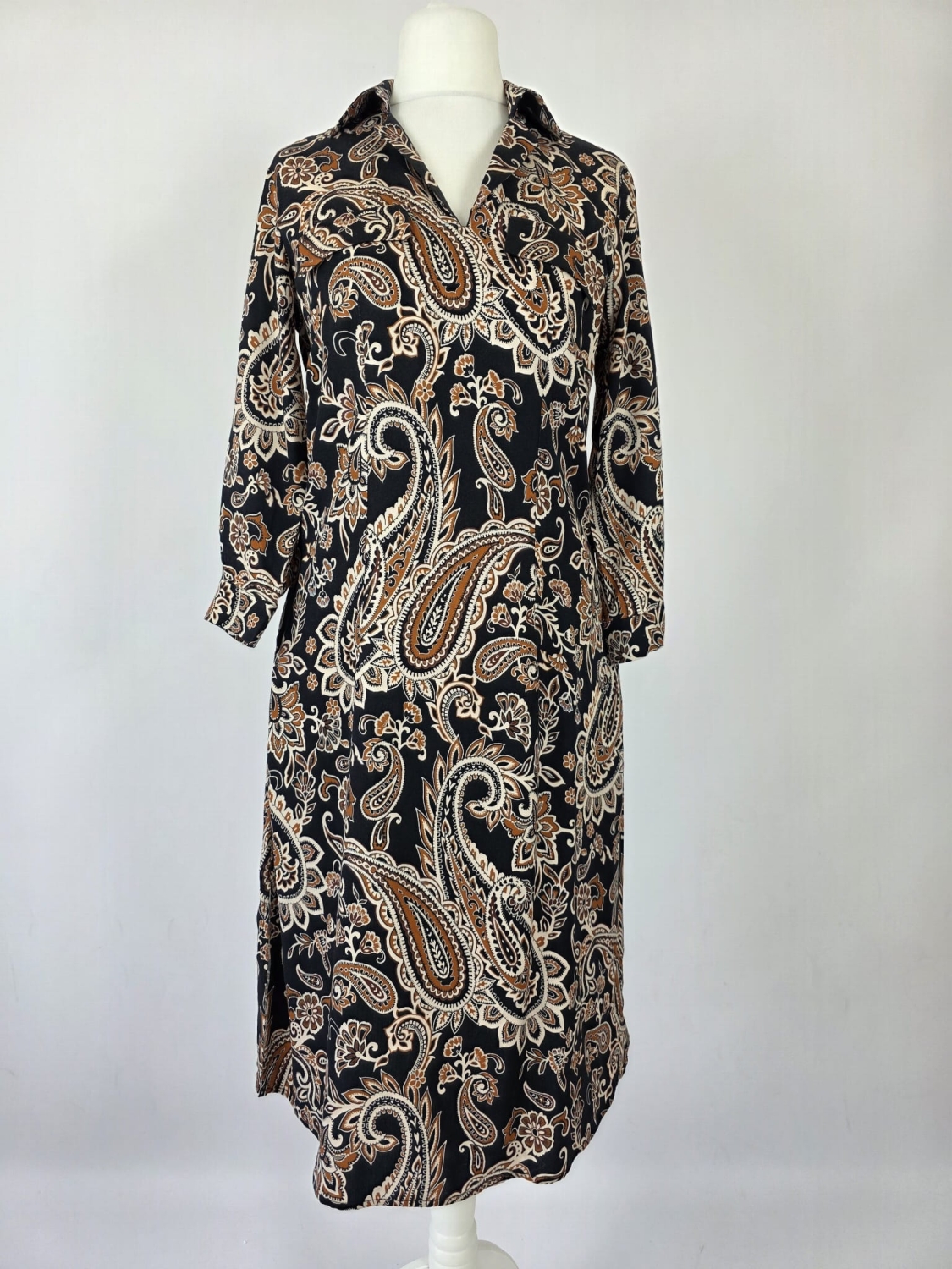 Elegancka wiskozowa sukienka midi marki Danhen w brązowy wzór paisley, z kołnierzykiem i rozcięciami po bokach, idealna do stylizacji biurowych i casualowych premium
