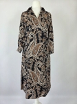 Elegancka wiskozowa sukienka midi marki Danhen w brązowy wzór paisley, z kołnierzykiem i rozcięciami po bokach, idealna do stylizacji biurowych i casualowych premium