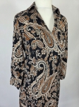 Elegancka wiskozowa sukienka midi marki Danhen w brązowy wzór paisley, z kołnierzykiem i rozcięciami po bokach, idealna do stylizacji biurowych i casualowych premium