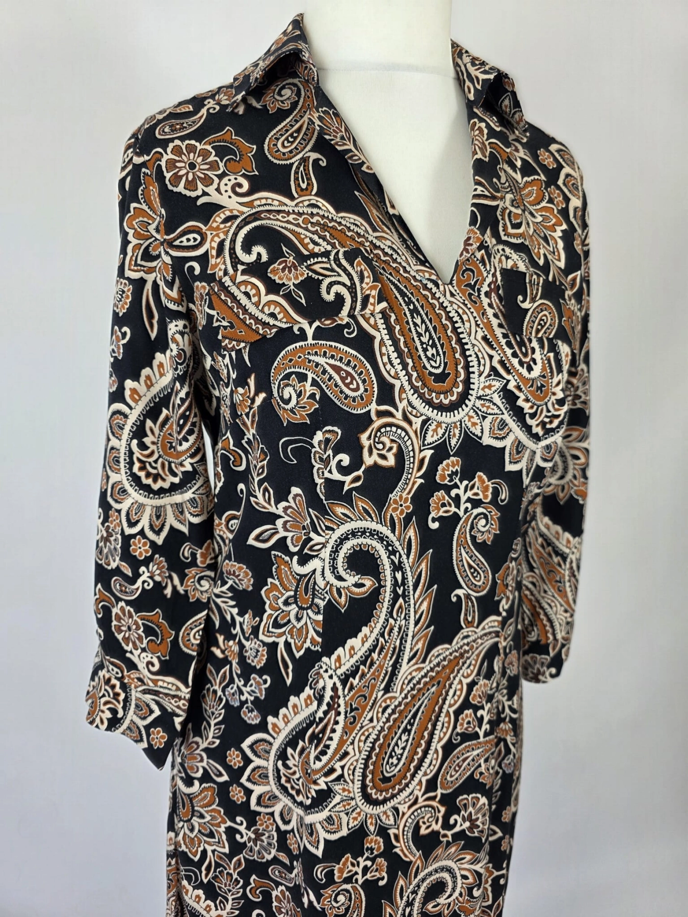 Elegancka wiskozowa sukienka midi marki Danhen w brązowy wzór paisley, z kołnierzykiem i rozcięciami po bokach, idealna do stylizacji biurowych i casualowych premium