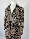 Elegancka wiskozowa sukienka midi marki Danhen w brązowy wzór paisley, z kołnierzykiem i rozcięciami po bokach, idealna do stylizacji biurowych i casualowych premium