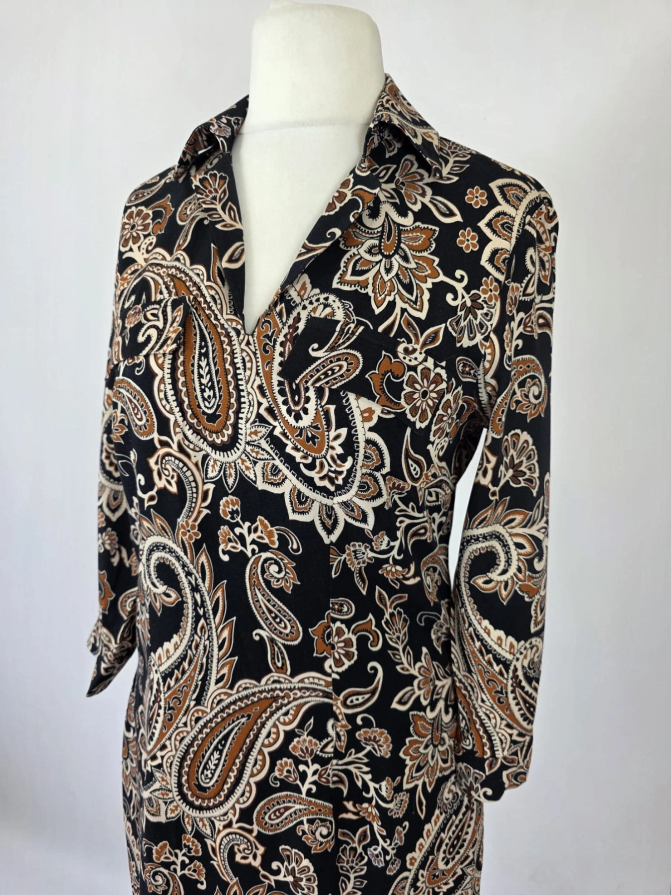 Elegancka wiskozowa sukienka midi marki Danhen w brązowy wzór paisley, z kołnierzykiem i rozcięciami po bokach, idealna do stylizacji biurowych i casualowych premium