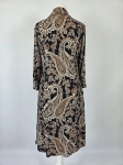 Elegancka wiskozowa sukienka midi marki Danhen w brązowy wzór paisley, z kołnierzykiem i rozcięciami po bokach, idealna do stylizacji biurowych i casualowych premium