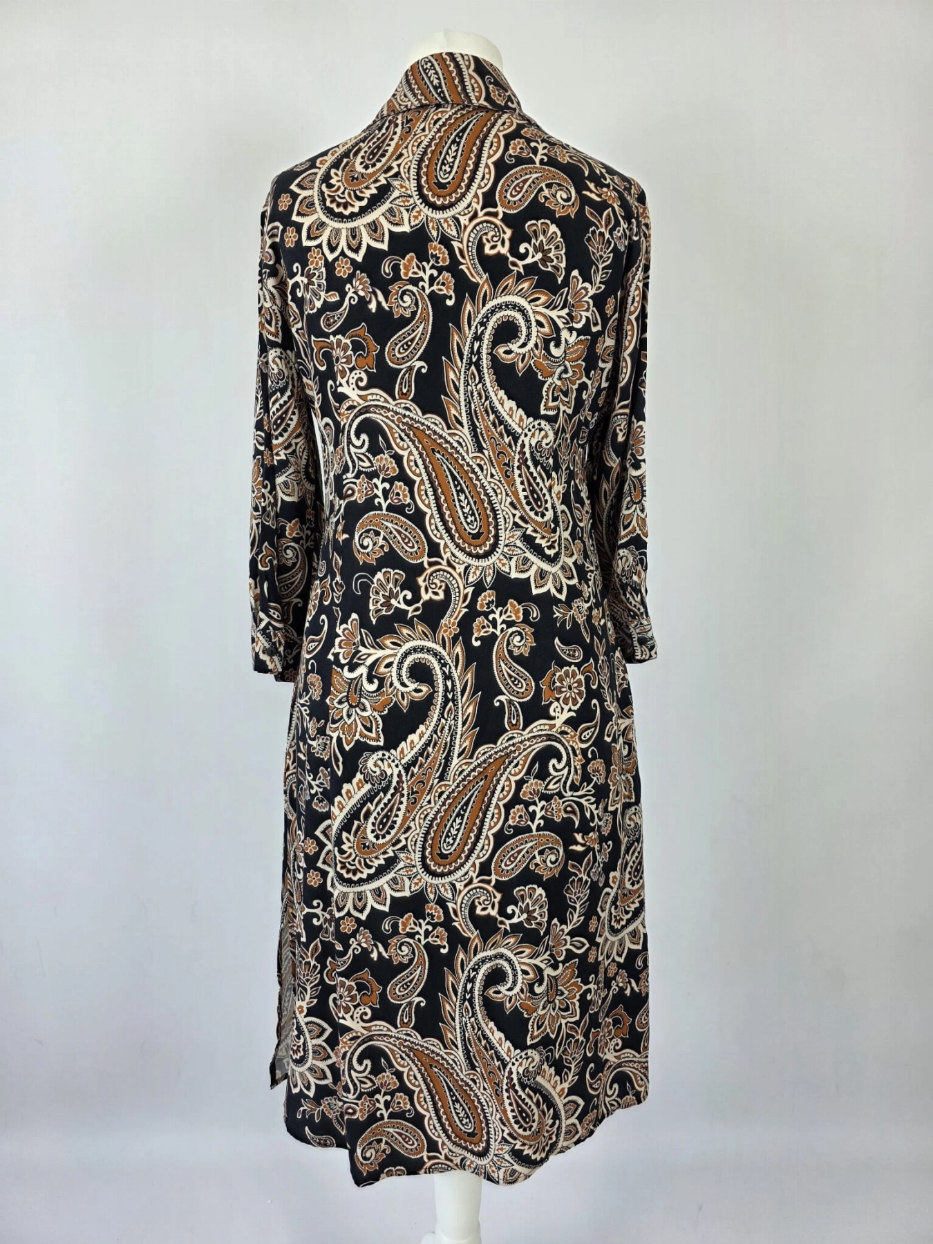 Elegancka wiskozowa sukienka midi marki Danhen w brązowy wzór paisley, z kołnierzykiem i rozcięciami po bokach, idealna do stylizacji biurowych i casualowych premium