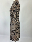 Elegancka wiskozowa sukienka midi marki Danhen w brązowy wzór paisley, z kołnierzykiem i rozcięciami po bokach, idealna do stylizacji biurowych i casualowych premium