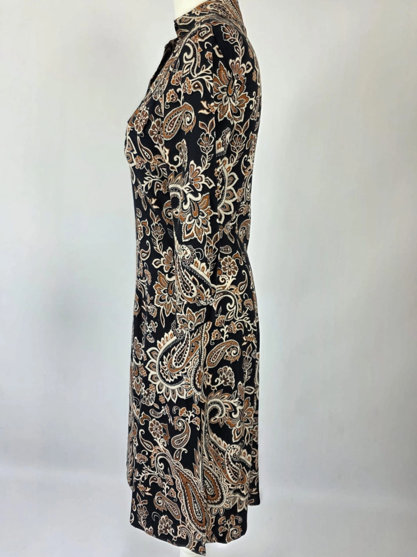 Elegancka wiskozowa sukienka midi marki Danhen w brązowy wzór paisley, z kołnierzykiem i rozcięciami po bokach, idealna do stylizacji biurowych i casualowych premium