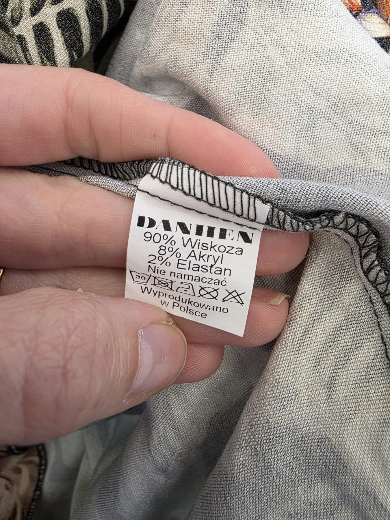 Oryginalna sukienka maxi Danhen w egzotyczne kwiaty to idealna propozycja premium z drugiej ręki dla kobiet ceniących unikalny styl, wygodę oraz ponadczasową elegancję