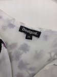 Oryginalna sukienka mini Desigual w rozmiarze 36, ozdobiona unikalnym wzorem boho z motywem kwiatów i pacyfki, wykonana z wiskozy