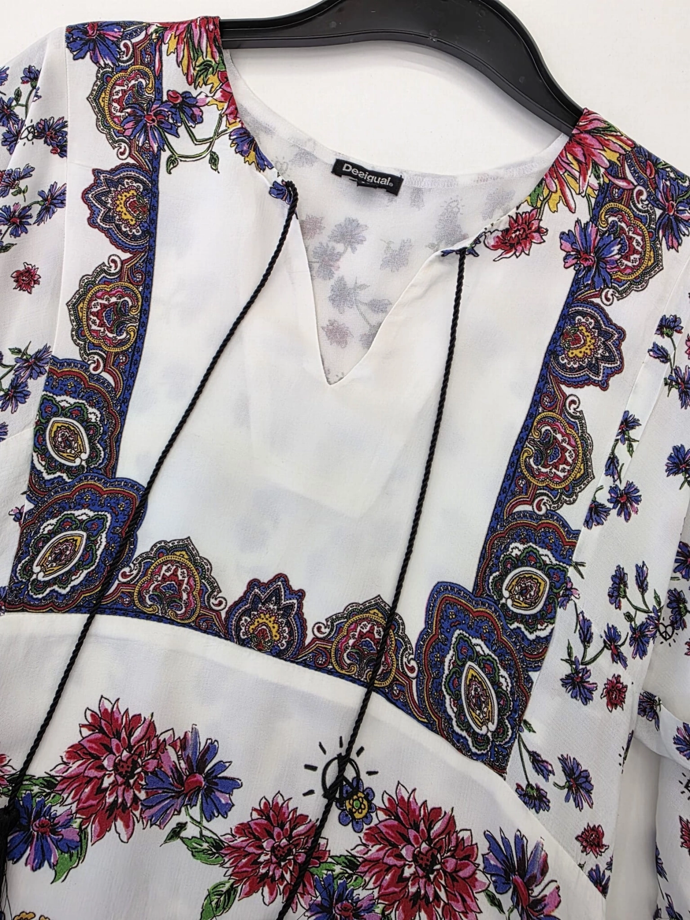 Oryginalna sukienka mini Desigual w rozmiarze 36, ozdobiona unikalnym wzorem boho z motywem kwiatów i pacyfki, wykonana z wiskozy