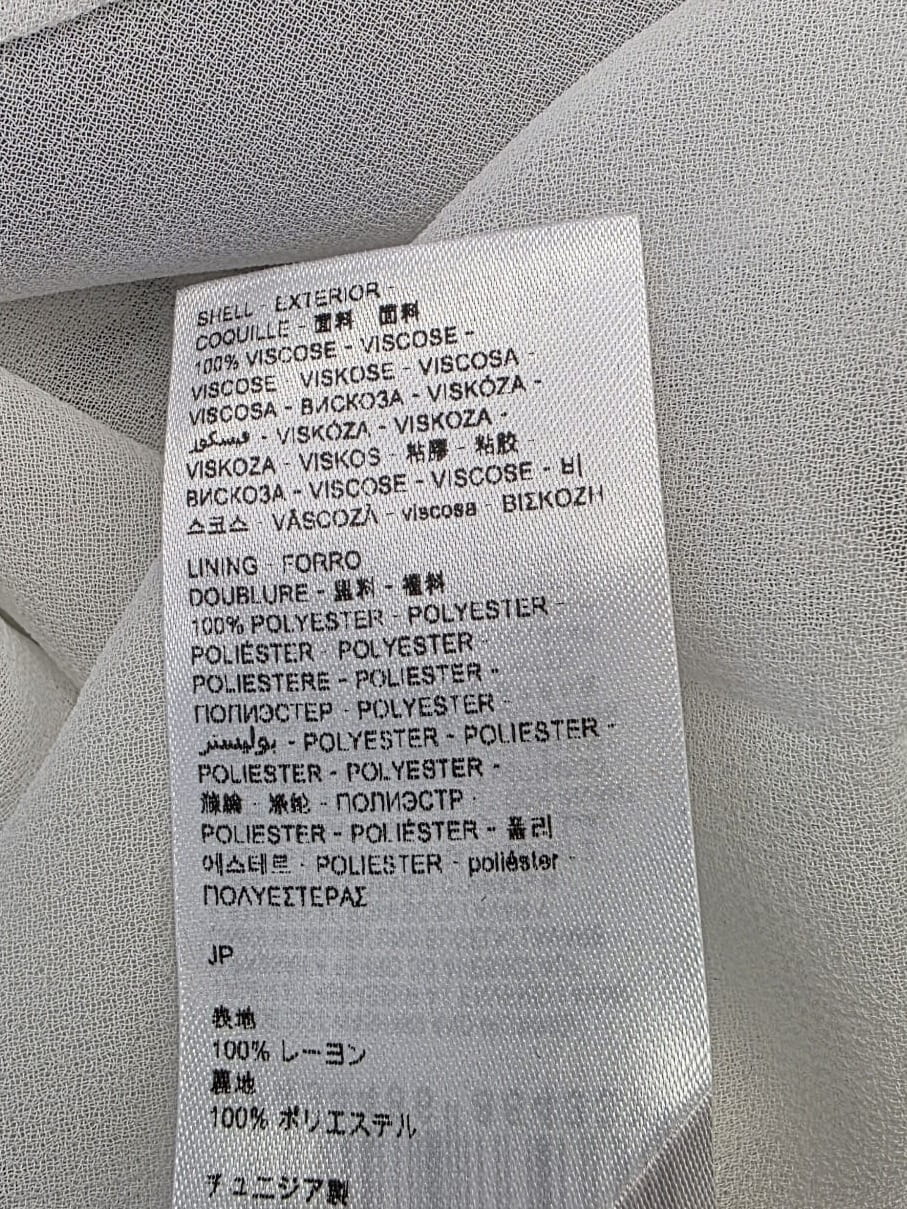 Oryginalna sukienka mini Desigual w rozmiarze 36, ozdobiona unikalnym wzorem boho z motywem kwiatów i pacyfki, wykonana z wiskozy