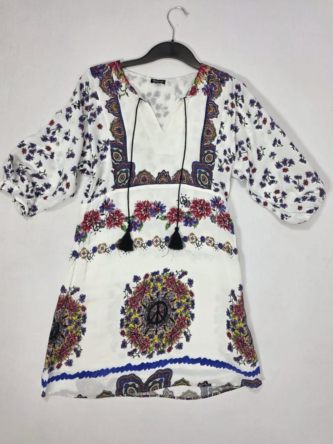 Oryginalna sukienka mini Desigual w rozmiarze 36, ozdobiona unikalnym wzorem boho z motywem kwiatów i pacyfki, wykonana z wiskozy
