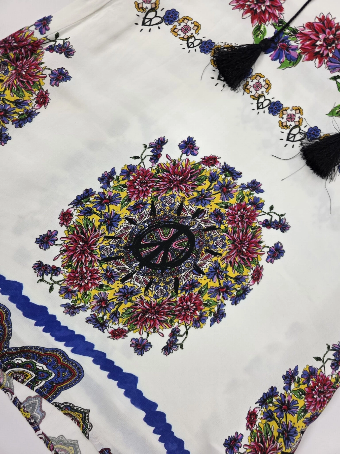 Oryginalna sukienka mini Desigual w rozmiarze 36, ozdobiona unikalnym wzorem boho z motywem kwiatów i pacyfki, wykonana z wiskozy