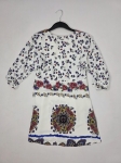 Oryginalna sukienka mini Desigual w rozmiarze 36, ozdobiona unikalnym wzorem boho z motywem kwiatów i pacyfki, wykonana z wiskozy