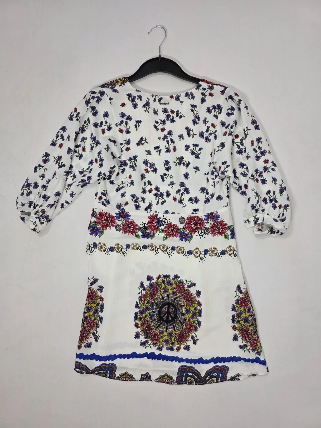 Oryginalna sukienka mini Desigual w rozmiarze 36, ozdobiona unikalnym wzorem boho z motywem kwiatów i pacyfki, wykonana z wiskozy