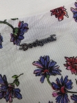 Oryginalna sukienka mini Desigual w rozmiarze 36, ozdobiona unikalnym wzorem boho z motywem kwiatów i pacyfki, wykonana z wiskozy