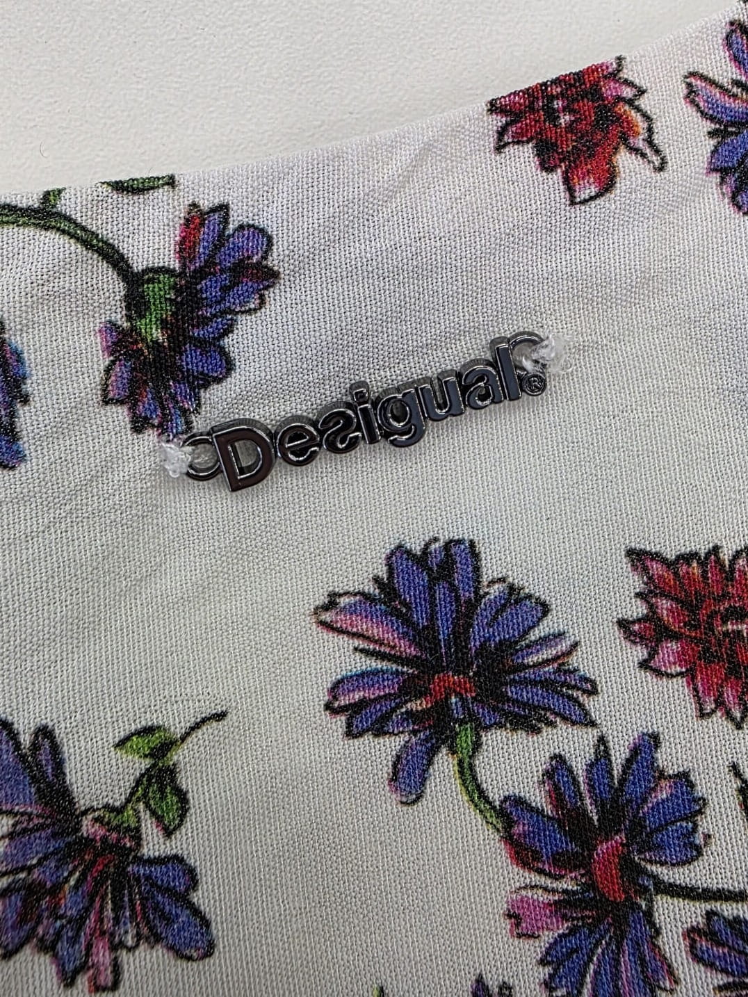 Oryginalna sukienka mini Desigual w rozmiarze 36, ozdobiona unikalnym wzorem boho z motywem kwiatów i pacyfki, wykonana z wiskozy
