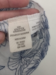 Wyjątkowy komplet damski premium z odzieży używanej, składający się z haftowanej bluzki w kwiaty ADIVA oraz błękitnych, dopasowanych spodni rurkowych DanHen