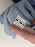 Wyjątkowy komplet damski premium z odzieży używanej, składający się z haftowanej bluzki w kwiaty ADIVA oraz błękitnych, dopasowanych spodni rurkowych DanHen