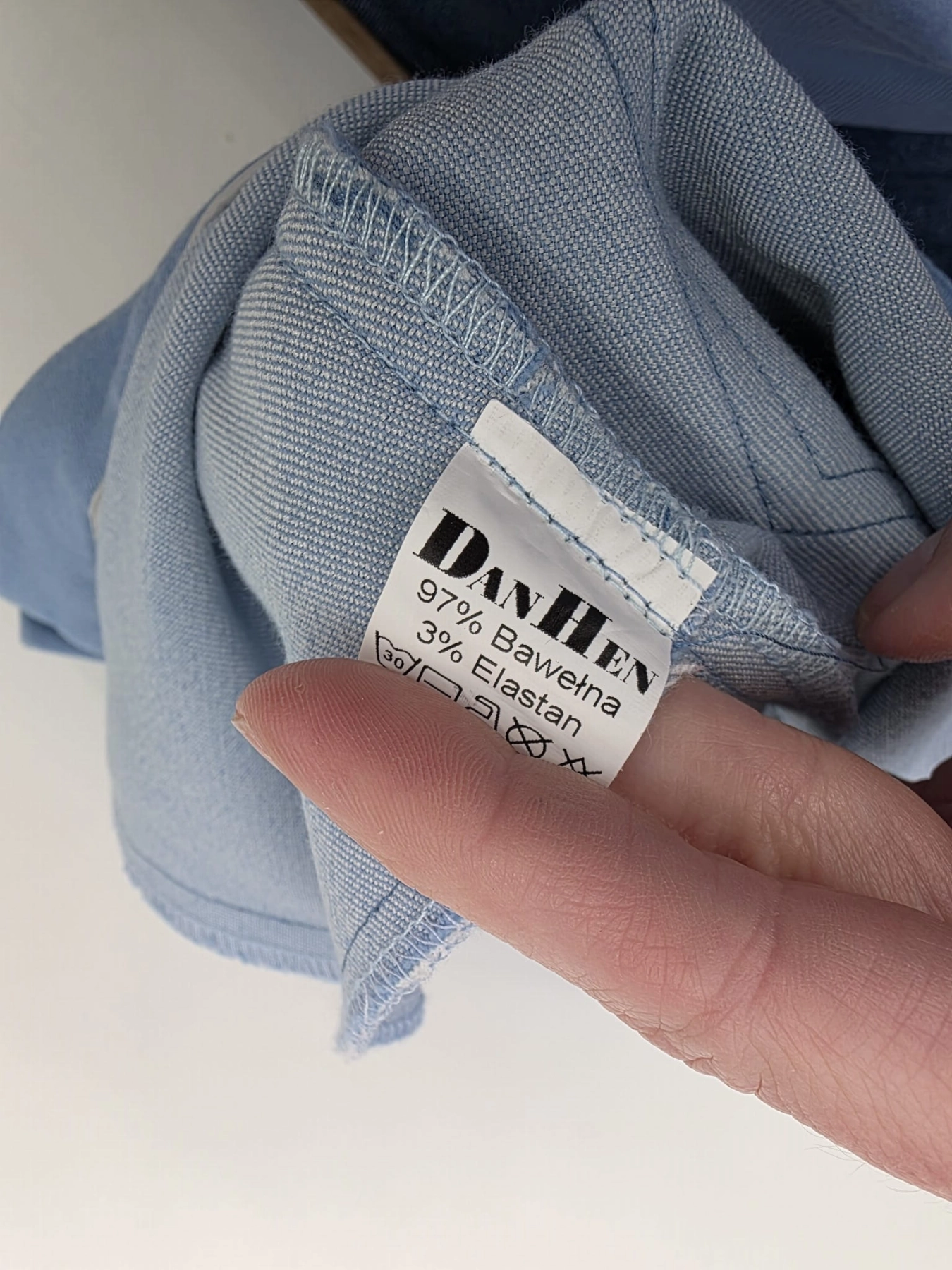 Wyjątkowy komplet damski premium z odzieży używanej, składający się z haftowanej bluzki w kwiaty ADIVA oraz błękitnych, dopasowanych spodni rurkowych DanHen