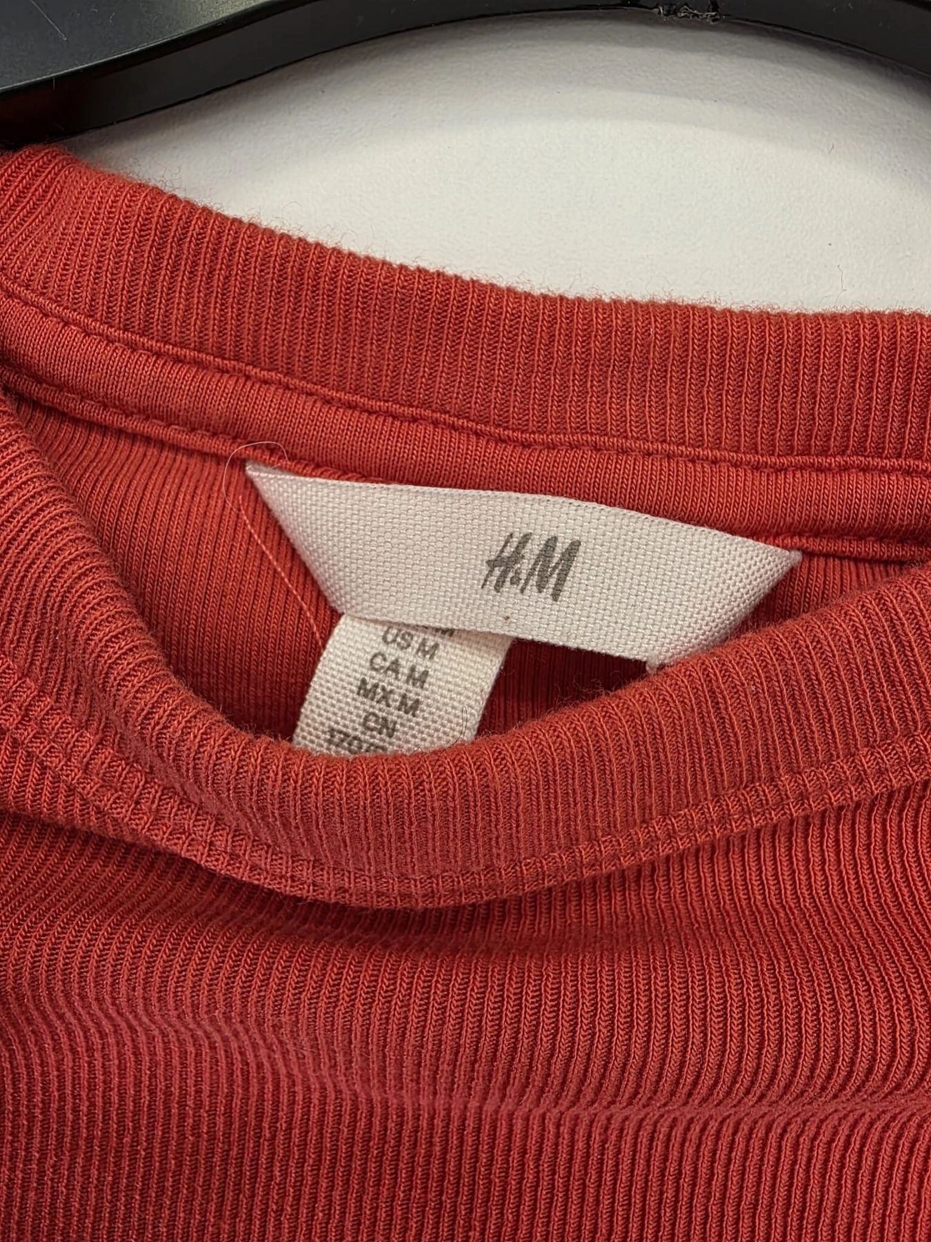 Stylowy komplet damski premium z drugiej ręki, składający się z czerwonej bluzki prążkowanej oraz włoskiej, warstwowej spódnicy z wiskozy w kolorze beżowym
