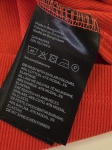 Stylowy komplet damski premium z drugiej ręki, składający się z czerwonej bluzki prążkowanej oraz włoskiej, warstwowej spódnicy z wiskozy w kolorze beżowym