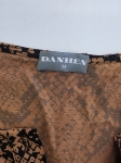 Kobieca sukienka koszulowa Danhen w modny wężowy wzór, o fasonie mini z falbaną, idealna do casualowych i eleganckich stylizacji premium