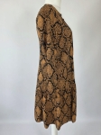 Kobieca sukienka koszulowa Danhen w modny wężowy wzór, o fasonie mini z falbaną, idealna do casualowych i eleganckich stylizacji premium