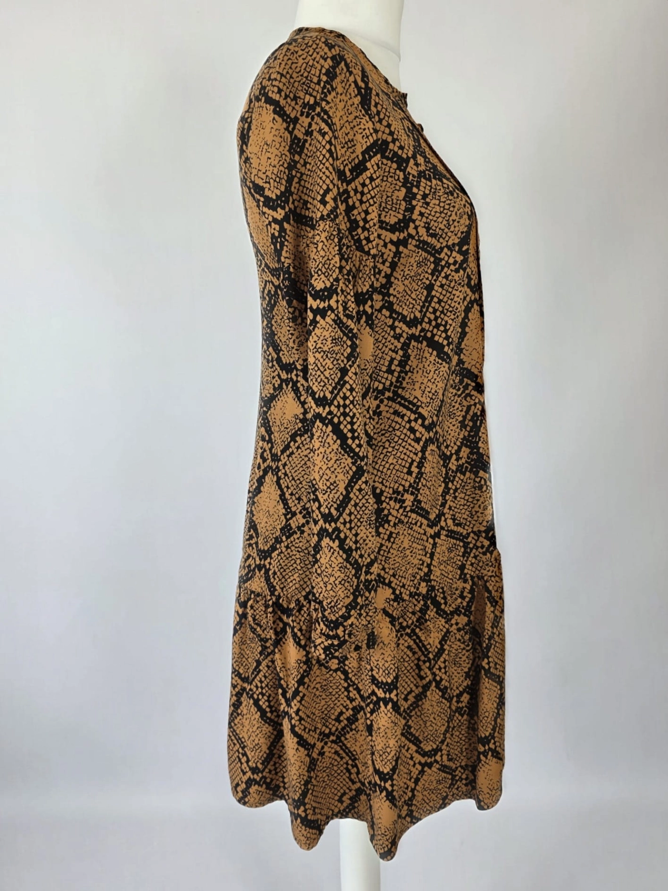 Kobieca sukienka koszulowa Danhen w modny wężowy wzór, o fasonie mini z falbaną, idealna do casualowych i eleganckich stylizacji premium