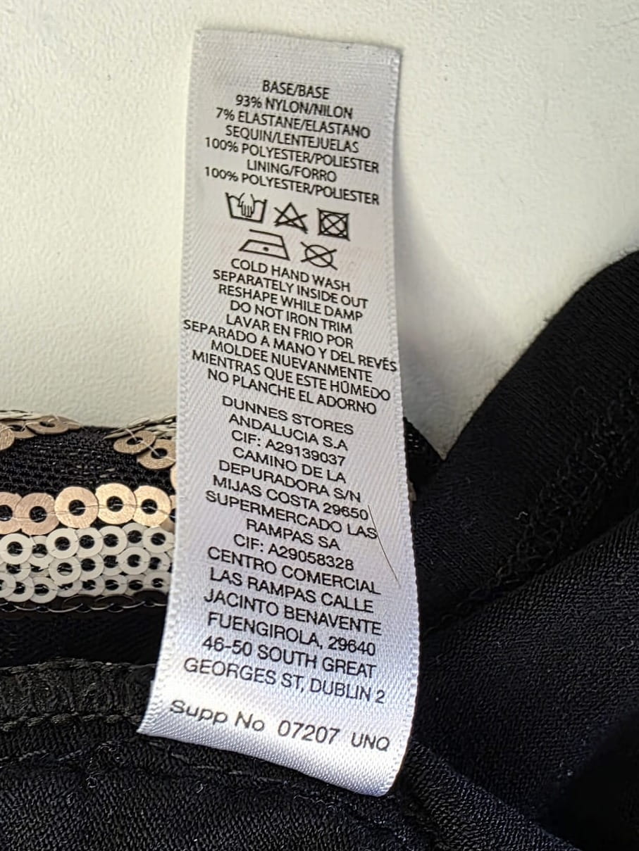 Ekskluzywna stylizacja wieczorowa premium składająca się z błyszczącej bluzki w cekiny marki Savida oraz eleganckich, jasnych spodni palazzo z wysokim stanem i paskiem