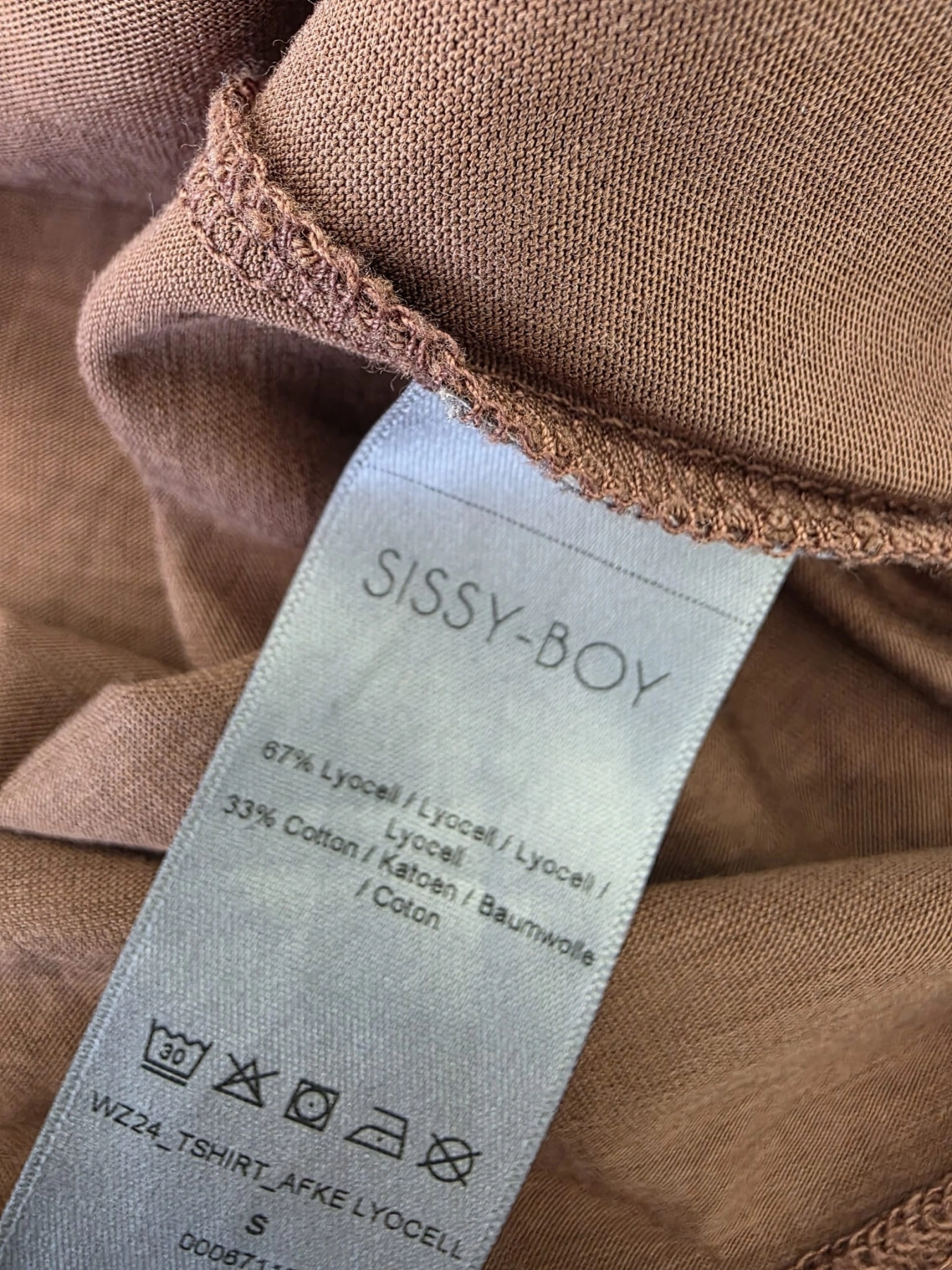 Damska stylizacja premium składająca się z brązowego topu Sissy-Boy z lyocellem oraz białych spodni w paski Street One w rozmiarze S
