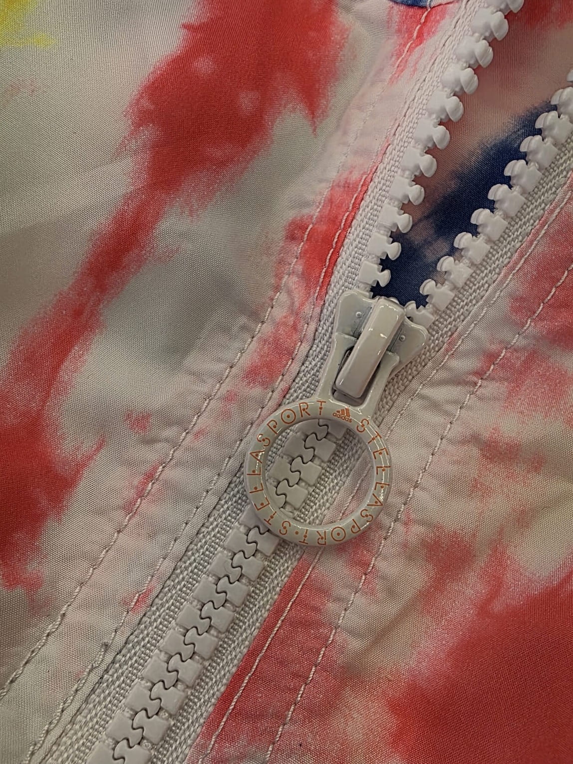Damski komplet sportowy premium składający się z kolorowej kurtki Adidas Stellasport oraz eleganckich, białych spodni Mi Studio z szerokimi nogawkami