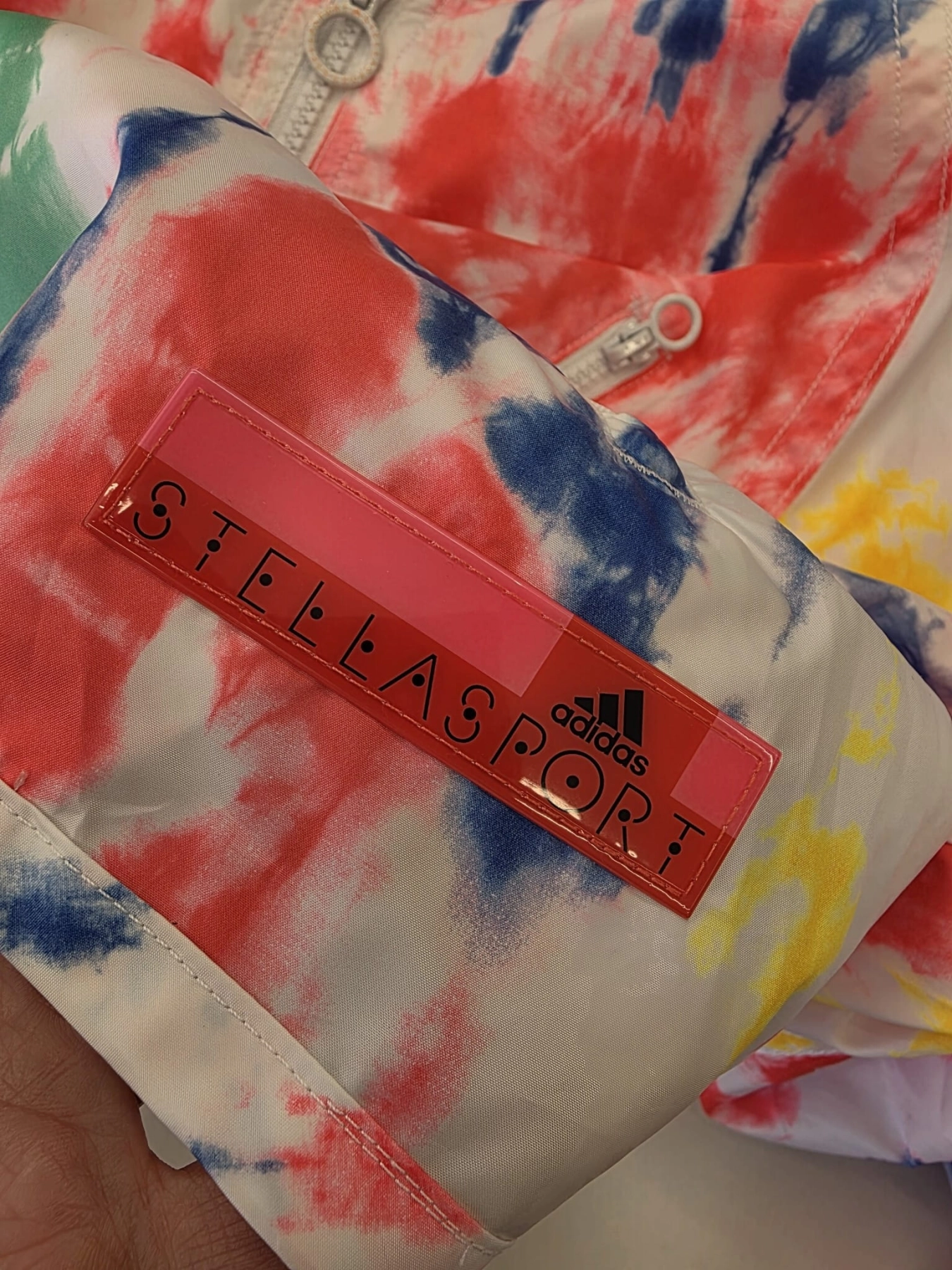 Damski komplet sportowy premium składający się z kolorowej kurtki Adidas Stellasport oraz eleganckich, białych spodni Mi Studio z szerokimi nogawkami