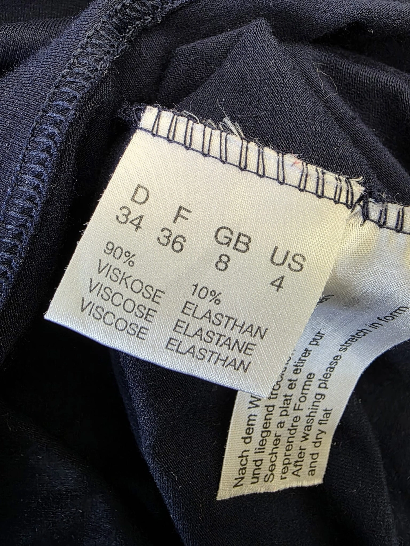 Ekskluzywny komplet damski składający się z dopasowanej bluzki Olsen oraz wzorzystych spodni Esprit z szerokimi nogawkami to idealna propozycja premium z drugiej ręki dla kobiet ceniących modny wygląd i wygodę