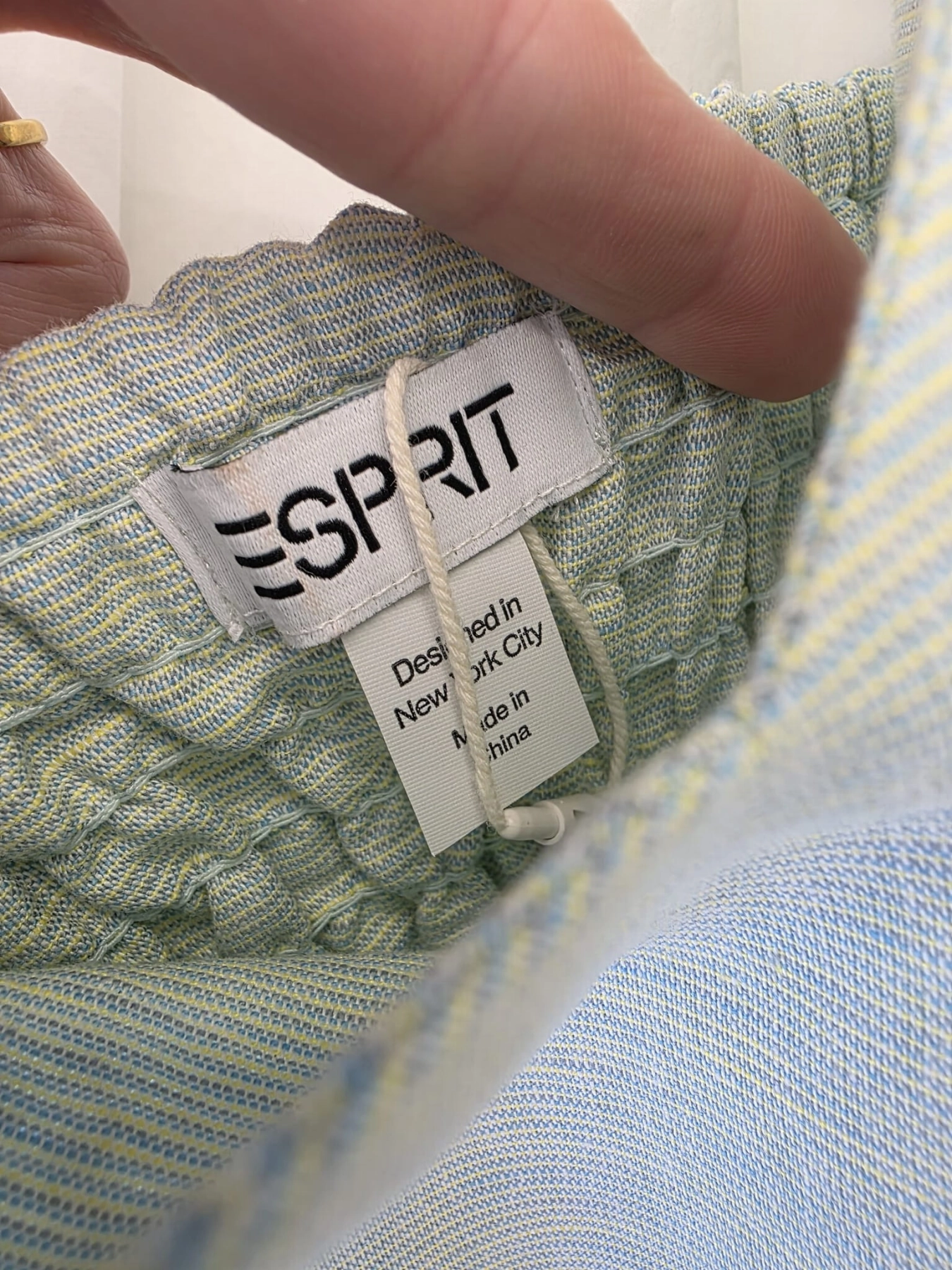 Ekskluzywny damski komplet na lato składający się z bawełnianej koszuli KappAhl, topu z lnem Esprit oraz pasiastej spódnicy Reserved