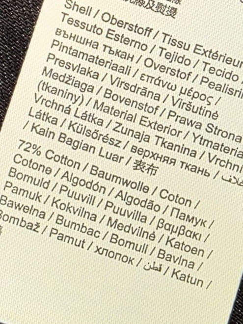 Skomponowana przez stylistkę stylizacja premium z drugiego obiegu: prążkowany top dzianinowy z czarnym obszyciem oraz asymetryczna jeansowa spódnica mini marki every.day.counts