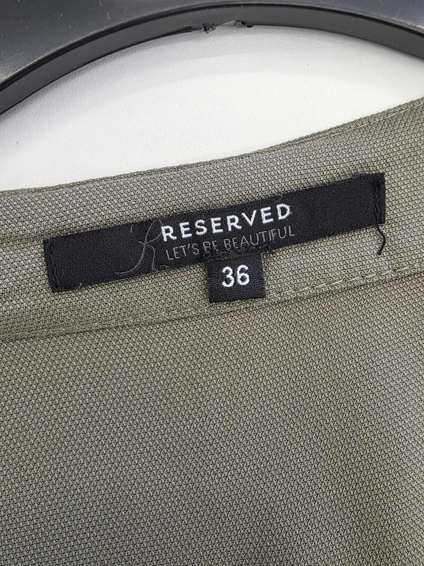 Oliwkowa sukienka szmizjerka Reserved z ekologicznego lyocellu to wyjątkowa odzież używana premium, która dzięki paskowi w talii idealnie podkreśla kobiecą sylwetkę, gwarantując modny i pełen pewności siebie wygląd w stylu safari