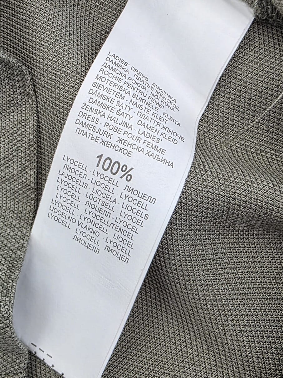 Oliwkowa sukienka szmizjerka Reserved z ekologicznego lyocellu to wyjątkowa odzież używana premium, która dzięki paskowi w talii idealnie podkreśla kobiecą sylwetkę, gwarantując modny i pełen pewności siebie wygląd w stylu safari