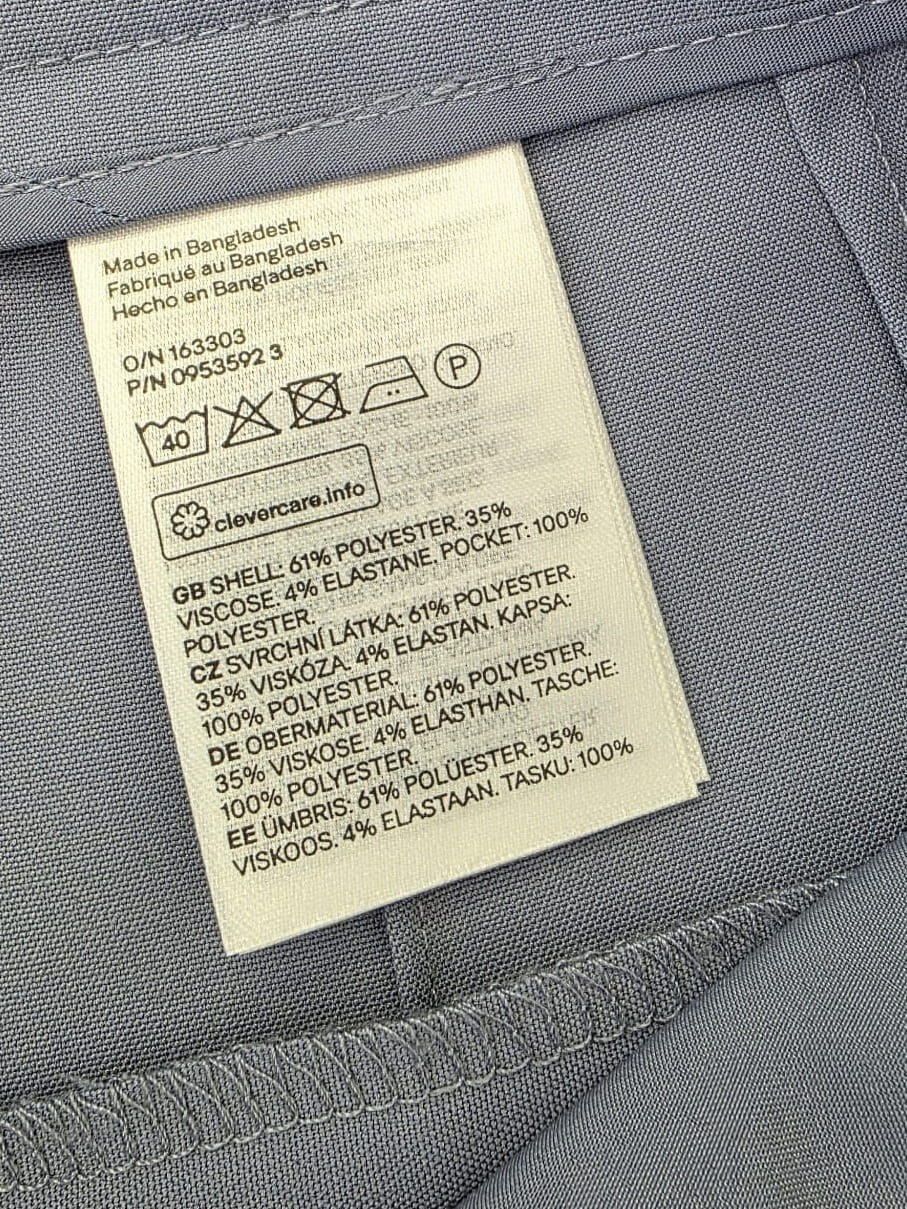 Ekskluzywny komplet damski składający się z białej bluzki ażurowej EDC ze 100% bawełny oraz błękitnych szortów HM z wysokim stanem, idealny na letnie, eleganckie stylizacje