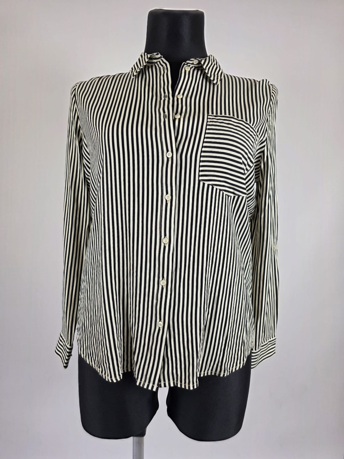 Stylowa damska koszula w paski Reserved Eco Aware w rozmiarze XL, wykonana w 100% z wiskozy, idealna do eleganckich i codziennych stylizacji premium secondhand