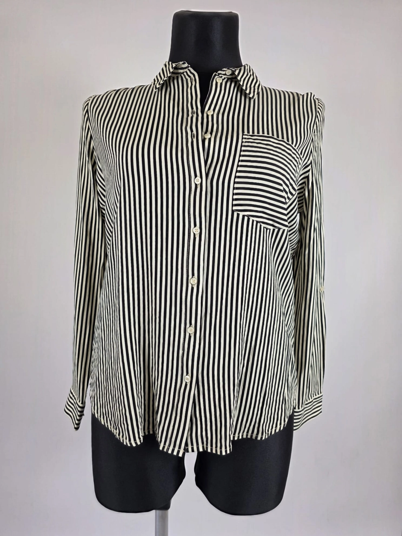 Stylowa damska koszula w paski Reserved Eco Aware w rozmiarze XL, wykonana w 100% z wiskozy, idealna do eleganckich i codziennych stylizacji premium secondhand