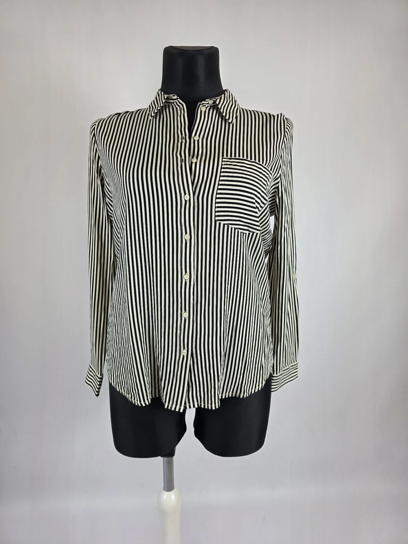 Stylowa damska koszula w paski Reserved Eco Aware w rozmiarze XL, wykonana w 100% z wiskozy, idealna do eleganckich i codziennych stylizacji premium secondhand