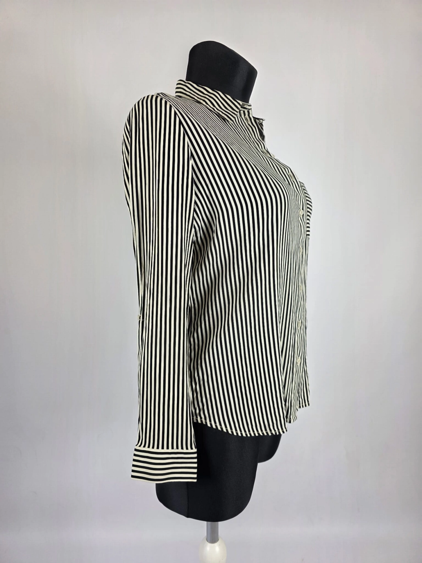 Stylowa damska koszula w paski Reserved Eco Aware w rozmiarze XL, wykonana w 100% z wiskozy, idealna do eleganckich i codziennych stylizacji premium secondhand