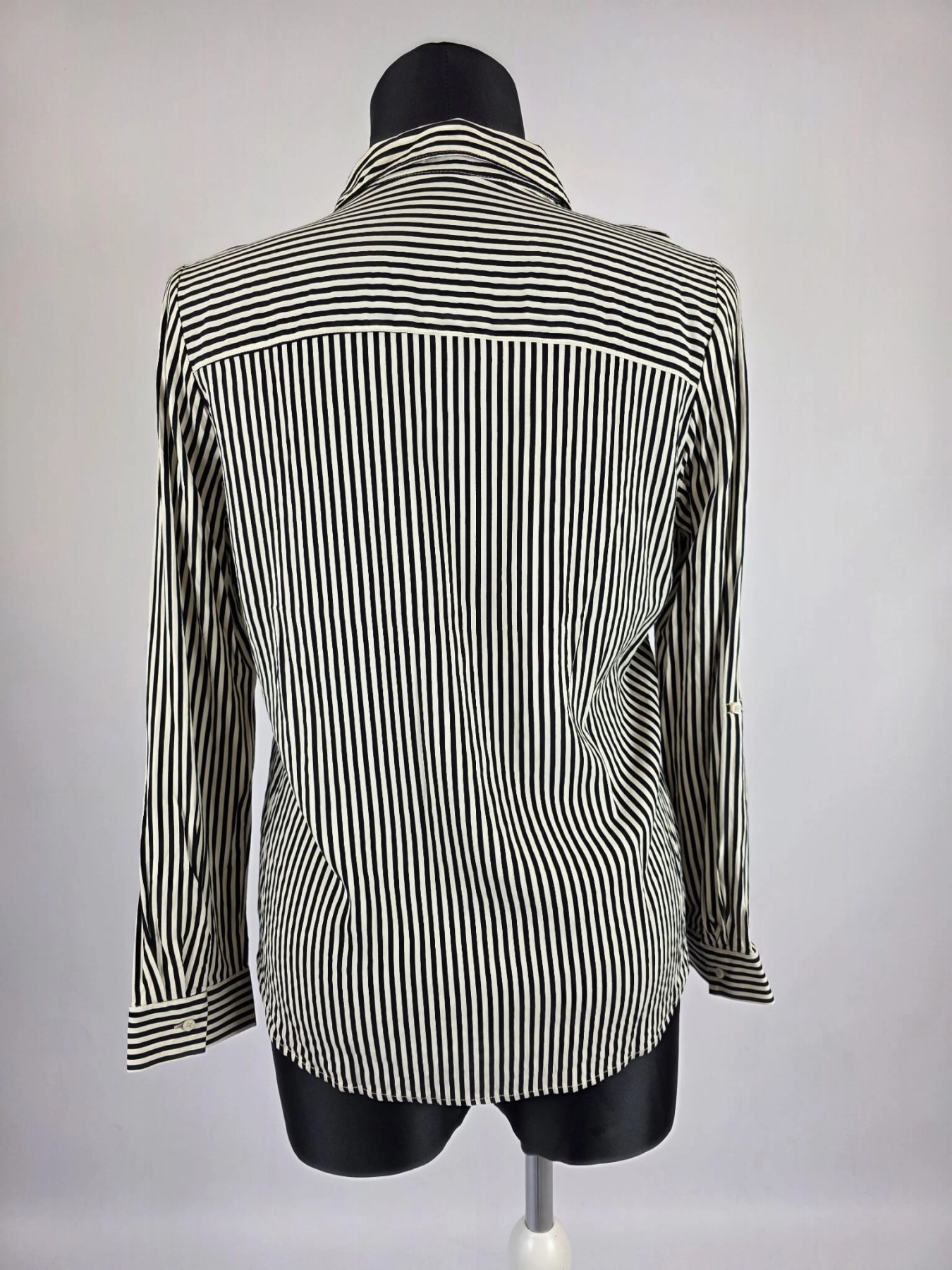Stylowa damska koszula w paski Reserved Eco Aware w rozmiarze XL, wykonana w 100% z wiskozy, idealna do eleganckich i codziennych stylizacji premium secondhand